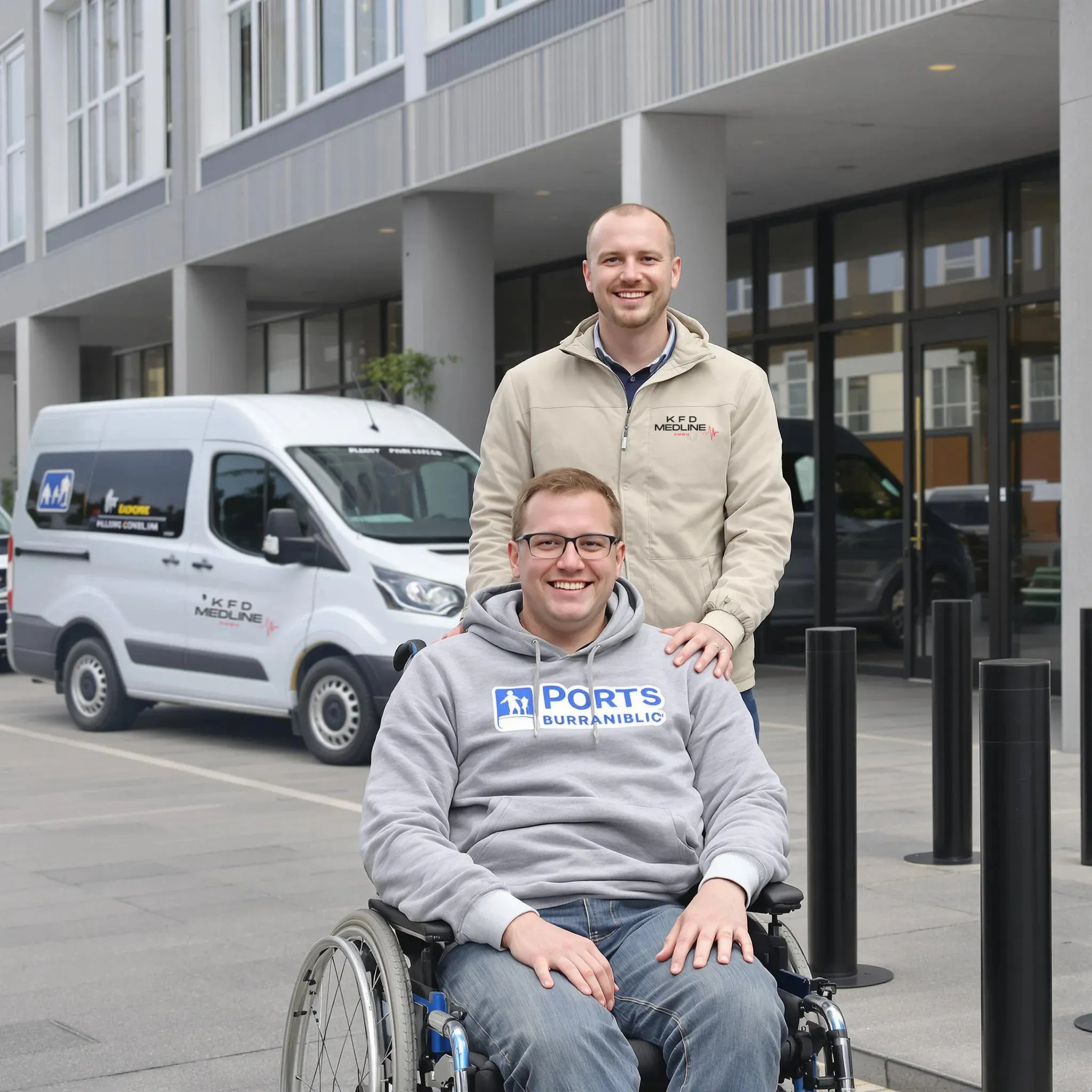 krankenfahrdienst-moenchengladbach-mann-im-rollstuhl-mit-pfleger